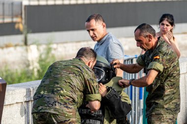 Madrid, İspanya. 12 Haziran 2022. Madrid 'deki İspanyol Ordusu' nun TEDAX birimi tarafından yapılan bir patlayıcı imha tatbikatının gösterimi.