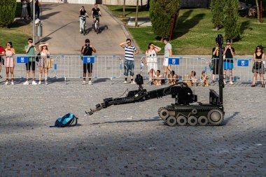 Madrid, İspanya. 12 Haziran 2022. Madrid 'deki İspanyol Ordusu' nun TEDAX birimi tarafından yapılan bir patlayıcı imha tatbikatının gösterimi.