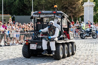 Madrid, İspanya. 12 Haziran 2022. Madrid 'deki İspanyol Ordusu' nun TEDAX birimi tarafından yapılan bir patlayıcı imha tatbikatının gösterimi.