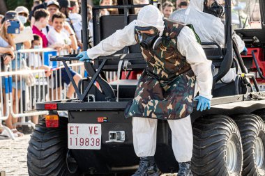 Madrid, İspanya. 12 Haziran 2022. Madrid 'deki İspanyol Ordusu' nun TEDAX birimi tarafından yapılan bir patlayıcı imha tatbikatının gösterimi.