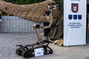 Madrid, İspanya. 12 Haziran 2022. Madrid Rio 'da İspanyol ordusunun askeri sergisi..