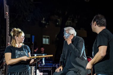 Mentalism show by Anthony Blake in the square of friendship among the people of Arganda del Rey for the patron saint's day festivities.