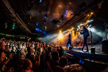 Halk rock grubu Celtian 'ın konseri, Madrid' deki Sala La Riviera 'da, Mago de Oz' un açılışında.