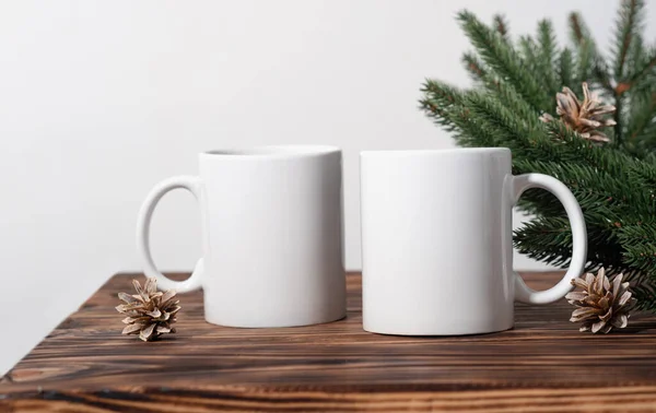 Рождественский Макет Две Белые Пустые Чайные Кружки Коричневом Деревянном Столе — стоковое фото