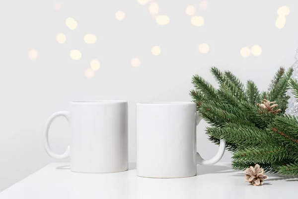 Рождественский Макет Две Белые Пустые Чашки Чая Белом Столе Ветви — стоковое фото