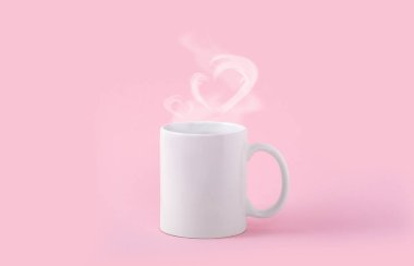 Fotokopi çekilen beyaz kahve fincanı ya da pembe arka planda fotokopi çeken bir kupa. Tasarım, marka ve iş için boş bir şablon. Gerçek fotoğraf. Kalp şeklinde sıcak içecek buharı.
