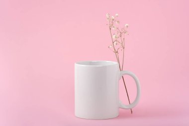 Fotokopi çekilen beyaz kahve fincanı ya da pembe arka planda fotokopi çeken bir kupa. Tasarım, marka ve iş için boş bir şablon. Gerçek fotoğraf..
