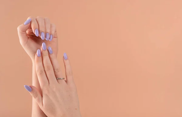 Hände Einer Schönen Gepflegten Mit Femininen Violetten Lavendelnägeln Gel Lack — Stockfoto
