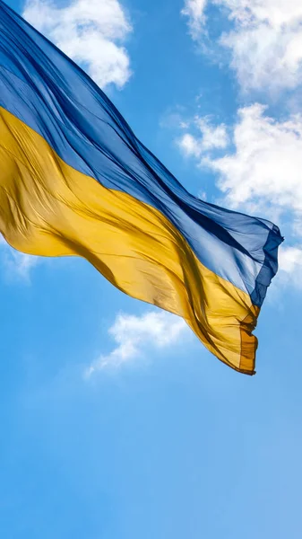 Флаг Украины Развевается Голубых Облаках Неба Большой Желто Синий Украинский — стоковое фото