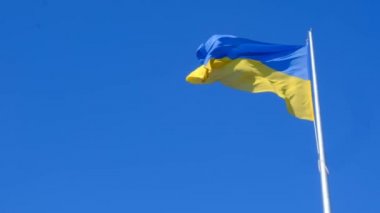 Mavi gökyüzünde dalgalanan Ukrayna bayrağı. Büyük sarı Ukrayna ulusal bayrağı. Rusya Ukrayna 'ya saldırdı