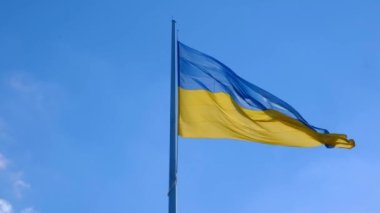 Mavi gökyüzünde dalgalanan Ukrayna bayrağı. Büyük sarı Ukrayna ulusal bayrağı. Rusya Ukrayna 'ya saldırdı