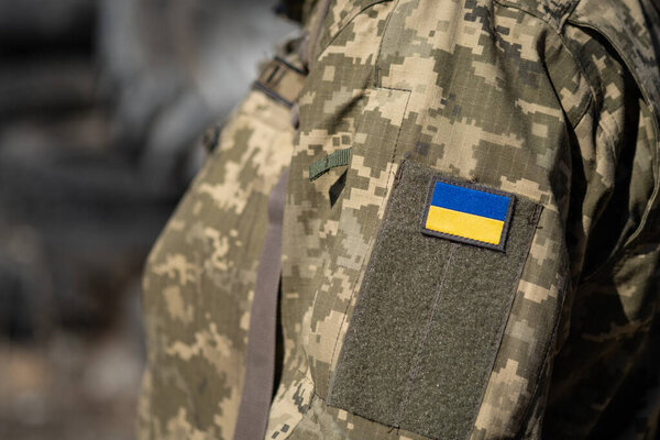 Украинский флаг на военной форме, война. Солдат Вооруженных Сил Украины. Территориальная защита. Макро