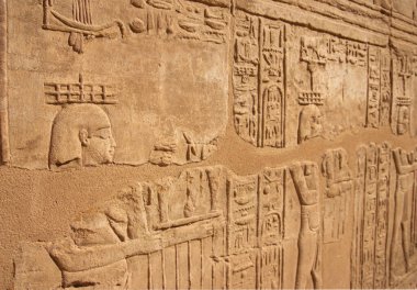 Mısır 'daki Karnak Tapınağı Luxor' daki taş duvarda eski Mısır duvar resimleri var.