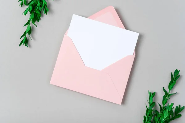 Foto Verdadeira Pink Envelope Quadrado Convite Branco Cartão Saudação Mockup — Fotografia de Stock