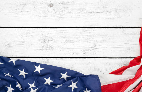 Плоский флаг США на белой деревянной доске, винтажный фон с видом сверху на копировальное пространство. Знамя, минимализм. Американский