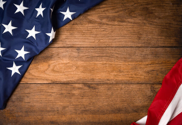 Плоский флаг США на коричневой деревянной доске, винтажный фон с видом сверху на копировальное пространство. Знамя, минимализм, мансардный стиль. Американский