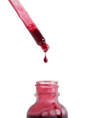 Kırmızı damlası olan kozmetik serumu pipeti beyaz izole arka planda yaklaştı. Cilt bakımı ve cilt bakımı