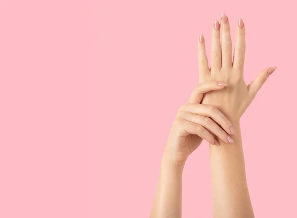 Hände Einer Schönen Gepflegten Mit Femininen Beige Nude Marmor Design — Stockfoto