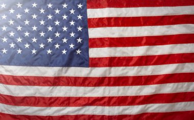 ABD bayrağı düz yatıyordu. Üst görünümü fotokopi alanı olan klasik bir arkaplan. Pankart, minimalizm, çatı katı tarzı. Amerikalı