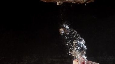 Hayalet yüksek hızlı deniz kabuğu suya düşer.