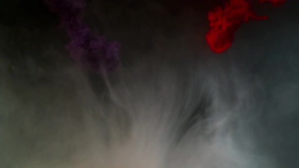 Suda yüksek hızda ateş eden hayalet renk boyası — Stok video