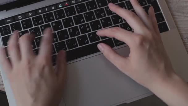 Девушка работает за ноутбуком, крупным планом — стоковое видео