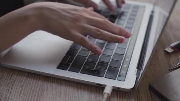 Девушка работает за ноутбуком, крупным планом — стоковое видео