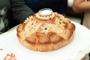 Tatil için masada somun ekmek, düğün ekmeği. Yüksek kalite fotoğraf