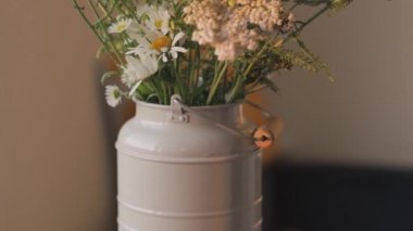 Masadaki vazoda bir buket kır çiçeği. Yüksek kaliteli FullHD görüntüler