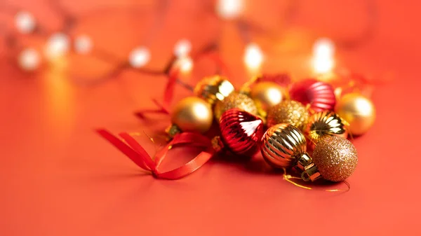 Banner - Decorazione natalizia, palline e giocattoli colore oro rosso, sfondo rosso — Foto Stock