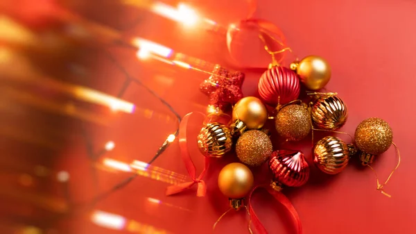 Banner - Kerst decoratie, ballen en speelgoed rood goud kleur, rode achtergrond — Stockfoto