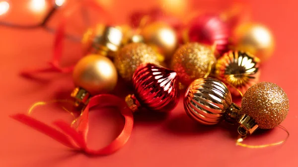 Banner - Decorazione natalizia, palline e giocattoli colore oro rosso, sfondo rosso — Foto Stock