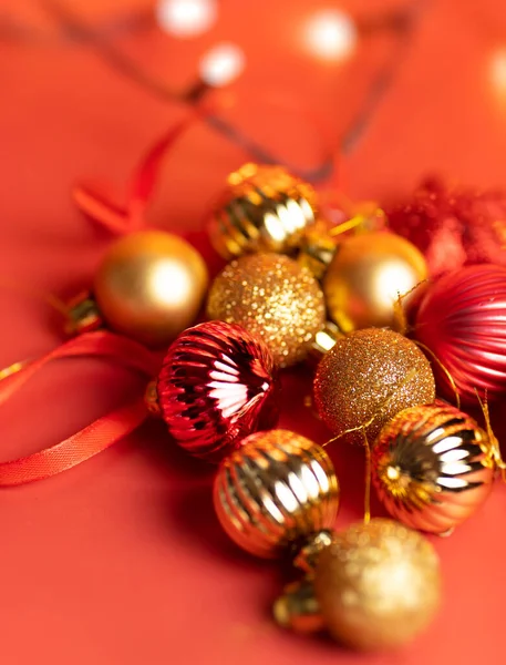 Decorazione natalizia, palle e giocattoli colore oro rosso, sfondo rosso — Foto Stock