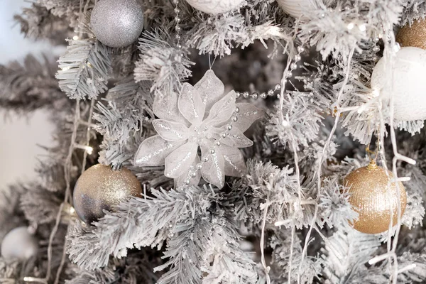 Hermosas decoraciones blancas de Navidad en un árbol blanco, año nuevo 2022, vacaciones — Foto de Stock