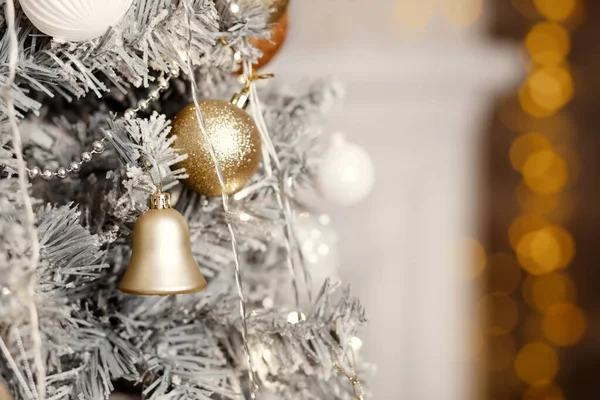 Belle decorazioni bianche di Natale su un albero bianco, anno nuovo 2022, vacanza — Foto Stock