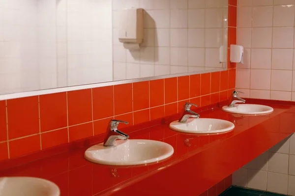 Frauen Umkleidekabine Mit Roten Fliesen Der Wand Spiegel Waschbecken Für — Stockfoto