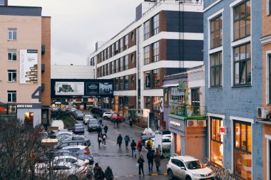 Moskova, Aralık 2021. Sanat tasarım merkezi. İnsanlar güzel akşam caddelerinde yürürler. Yüksek kalite fotoğraf