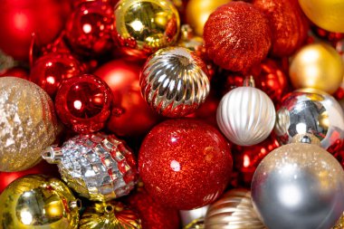 Kutuda bir sürü kırmızı ve altın Noel ağacı süsü var. Yeni yıla hazırlanıyorum, Yeni Yıl ağacı için dekorasyon yapıyorum. Yüksek kalite fotoğraf