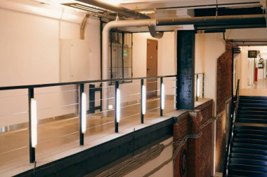 Alışveriş merkezi ışıklandırması, yapay iç aydınlatma. Yüksek kalite fotoğraf