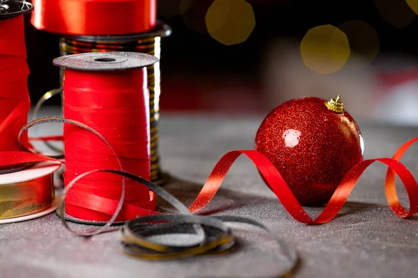 Palla lucida di Natale per albero di Natale e nastro rosso per regali — Foto Stock