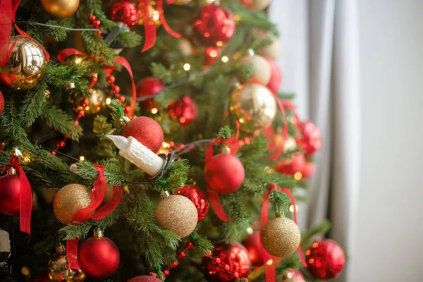 Albero di Natale con palline rosse e oro — Foto Stock