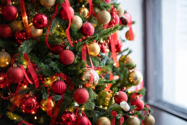 Kerstboom met rode en gouden ballen — Stockfoto