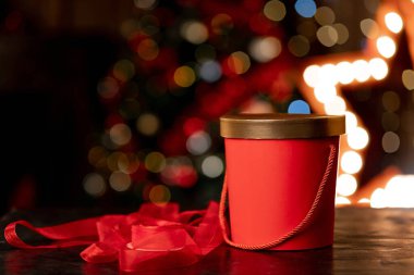 Kırmızı Noel hediye kutusu ve Bokeh arka planında kurdele. Yüksek kalite fotoğraf