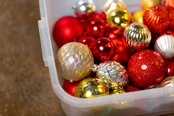 Sacco Decorazioni Dell Albero Natale Rosso Oro Una Scatola Preparandosi — Foto Stock