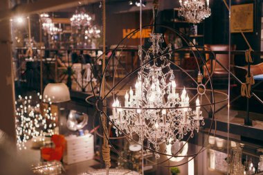 Alışveriş merkezi ışıklandırması, yapay iç aydınlatma, avize dükkanı. Yüksek kalite fotoğraf