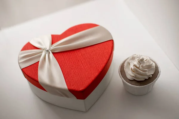Pudełko Prezentów Postaci Czerwonego Serca Słodkiego Ciasta Półce Walentynki Lutego — Zdjęcie stockowe