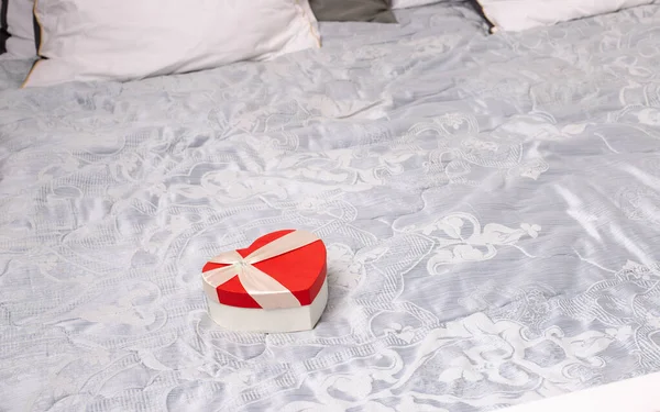Prezent Walentynki Postaci Serca Leży Łóżku Lutego Wysokiej Jakości Zdjęcie — Zdjęcie stockowe