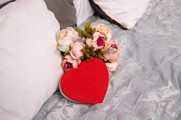Prezent Walentynki Postaci Serca Leży Łóżku Lutego Wysokiej Jakości Zdjęcie — Zdjęcie stockowe