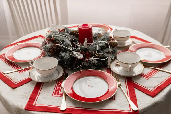Table du Nouvel An - une belle table festive aux couleurs rouge et blanc — Photo