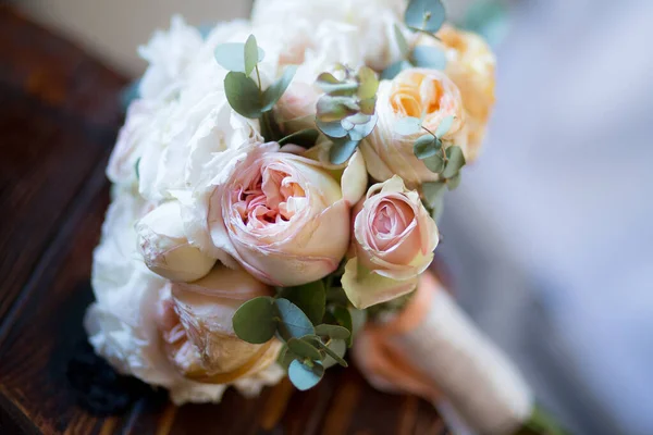 Ramo de boda de la novia con tonos rosa y melocotón — Foto de Stock